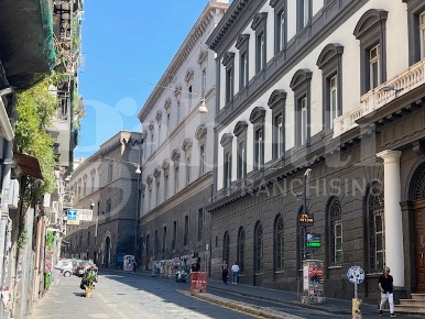 Foto Negozio in Via Sedile di Porto 65, Napoli Centro Storico di 235 m²