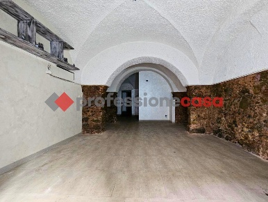 Foto Negozio in Via Caronda 150, Catania Borgo di 72 m² con 2 locali