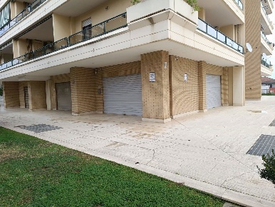Foto Negozio in Via LONDRA 1, Aprilia Inghilterra - Zona 167 di 52 m²