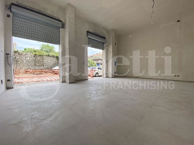 Foto Negozio in Via Olivetani 56, Formia Centro di 50 m² in affitto
