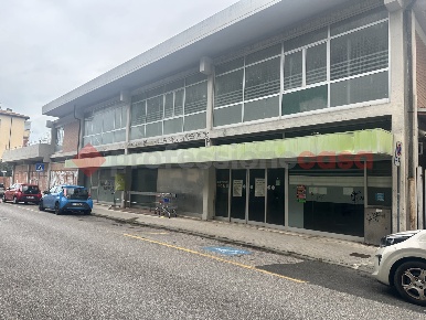 Foto Negozio a Livorno Coteto di 1000 m² con 6 locali in affitto