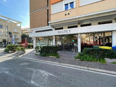Foto Attività commerciale in Viale DELLA VITTORIA 80, Terracina Centro
