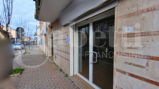 Foto Negozio in Via delle Margherite 98, Aprilia Centro di 42 m² in affitto