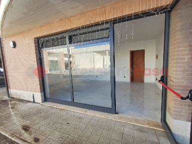 Foto Negozio in Via STAZIONE 36, Arce Centro di 35 m² con 2 locali
