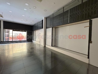 Foto Negozio in Via TRAIANO 19, Terracina Centro di 90 m² con 2 locali