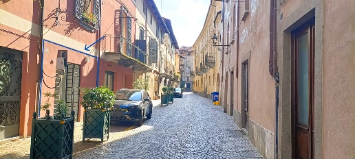 Foto Negozio in Via Maghelona 16, Saluzzo Centro di 200 m² con 3 locali