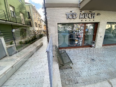 Foto Negozio in Viale Francesco Crispi 14, L'Aquila Villa Comunale di 37 m²