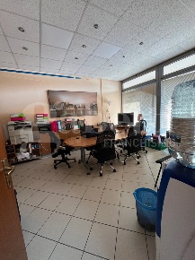 Foto Negozio in Via XXV Aprile sc, Senago di 70 m² con 2 locali in affitto