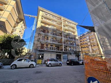 Foto Negozio in Via Giovanni XXIII 51, Isernia Centro di 72 m² con 1 locali