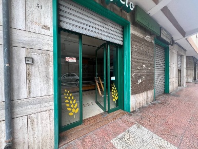 Foto Negozio in Via Venezia 67, Taranto Solito - Corvisea di 175 m²