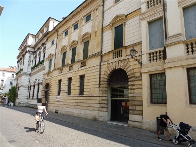 Foto Negozio a Vicenza Centro Storico di 186 m² in affitto
