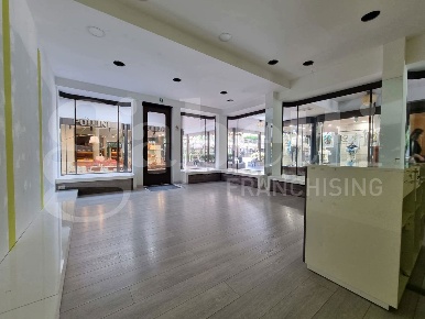 Foto Negozio in Via F.lli Cairoli snc, Lecco Centro di 45 m² con 1 locali