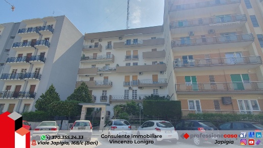 Foto Magazzino in Viale Magna Grecia 12, Bari Japigia di 143 m² in vendita