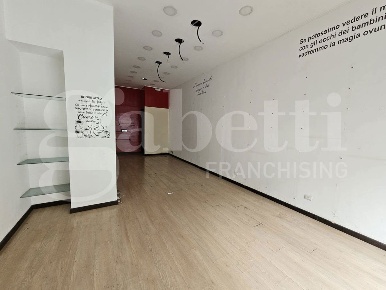Foto Negozio in Via Palermo 32, Messina Giostra di 45 m² con 1 locali