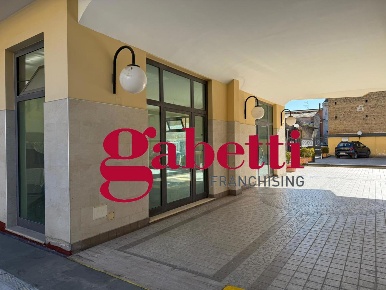 Foto Negozio in Via Acconcia 31, Capodrise di 82 m² con 1 locali in vendita