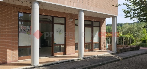 Foto Negozio in Via DELLA SCHEGGIOLLA 1, Castelnuovo Berardenga di 75 m²