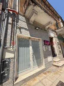 Foto Negozio in Via XX SETTEMBRE 7, Pulsano Centro di 150 m² con 2 locali