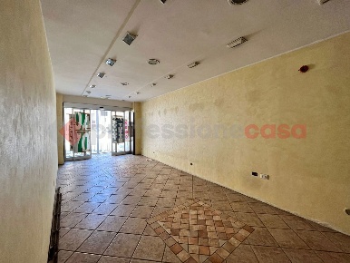 Foto Negozio in Via XX Settembre 61, Manduria Centro di 93 m² con 2 locali