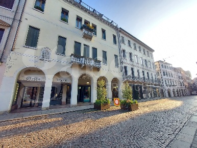 Foto Negozio in calmaggiore, Treviso Duomo di 75 m² con 2 locali in affitto