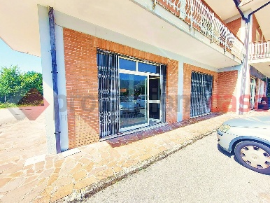 Foto Negozio in Via casilina 0, Castrocielo di 77 m² con 1 locali