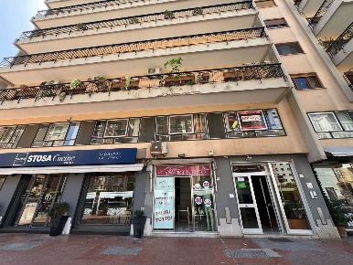 Foto Negozio in Via Leonardo da Vinci 72/B, Palermo Noce di 32 m²