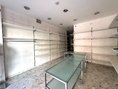 Foto Negozio in Via Leonardo da Vinci 72/B, Palermo Noce di 32 m²