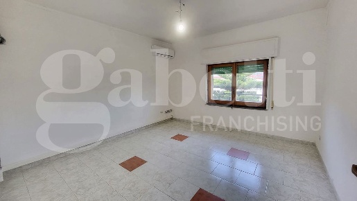 Foto Ufficio in Via Agnano 1, Napoli Agnano di 150 m² con 6 locali