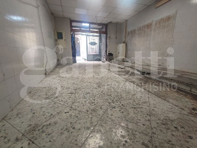 Foto Negozio in Cedronio, Napoli Quartieri Spagnoli di 150 m² con 1 locali