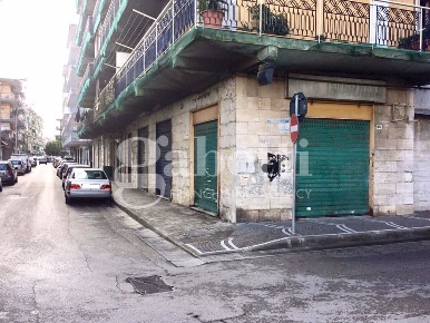 Foto Negozio in Via Parisi 50-56, Arzano di 320 m² con 3 locali in vendita
