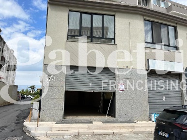Foto Negozio in Via Cappuccini 270, Brindisi Cappuccini di 55 m² in vendita