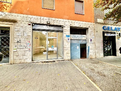 Foto Negozio in Cesare CantÃ¹, Roma Appio Latino di 90 m² con 2 locali