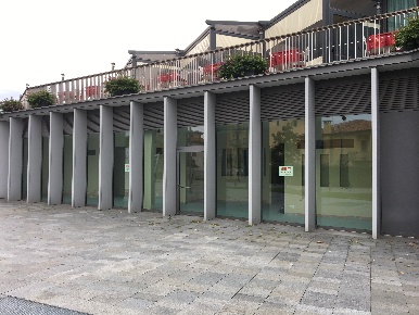 Foto Locale commerciale a Jesolo Lido Centro Ovest di 430 m² con 1 locali