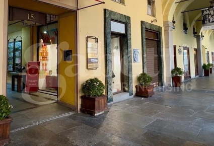 Foto Negozio in Piazza Barberi 15, Pinerolo Centro di 259 m² con 4 locali