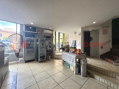Foto Negozio in Piazza FONTANA VECCHIA 8, Terracina Centro Storico