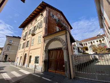 Foto Negozio in Piazza Molineri 7, Savigliano Centro di 32 m² con 2 locali