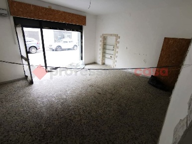 Foto Negozio in Via SAN SEBASTIANO 10, Parabiago di 70 m² con 2 locali