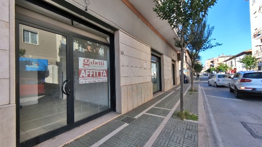 Foto Negozio in Via Guglielmo Marconi 18, Aprilia Centro di 115 m²