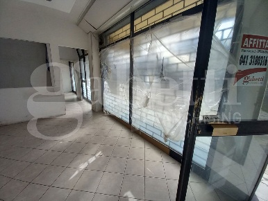 Foto Negozio in Via BORGO SAN GIOVANNI - VIA GRANATIERI DI SARDEGNA 00,