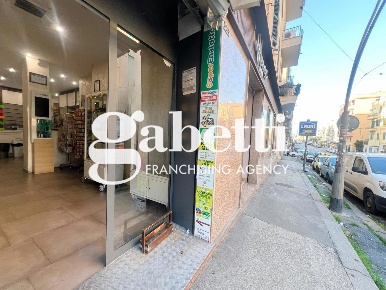 Foto Negozio in DEI CASTANI, Roma Centocelle di 80 m² con 2 locali