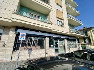 Foto Negozio in Piazza Umberto I 7, Dogliani di 346 m² con 6 locali