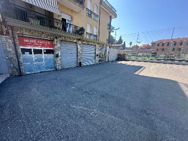 Foto Negozio in Via Antonio Canova snc, Imperia Porto Maurizio di 350 m²