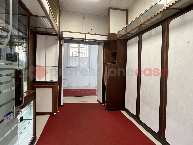 Foto Negozio in Via del Duomo 34, Pinerolo Centro Storico di 35 m²