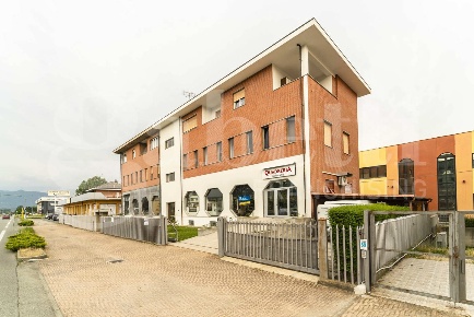Foto Negozio in Corso Moncenisio 38, Rosta di 150 m² con 3 locali