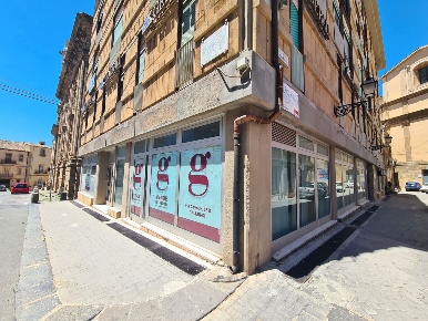 Foto Ufficio in Via Roma 9, Caltagirone Centro di 256 m² con 4 locali