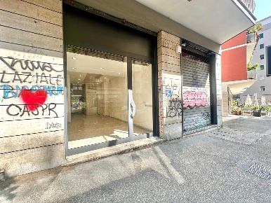 Foto Negozio in Sestio Calvino, Roma Cinecittà di 45 m² con 1 locali