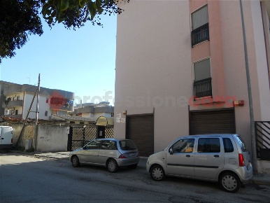Foto Negozio in Via Lazazzera 48, Taranto Solito - Corvisea di 100 m²