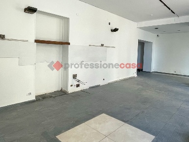 Foto Negozio in Via vincenzo gioberti 1 - 3- 5, Siracusa di 80 m²