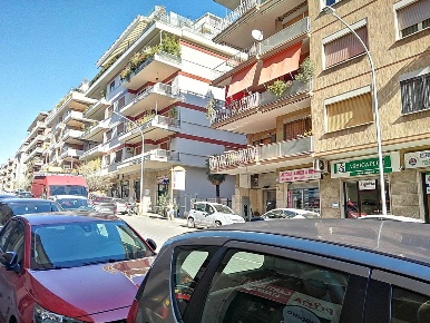 Foto Negozio in Ugo De Carolis, Roma Balduina di 50 m² in affitto
