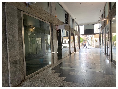 Foto Negozio in Mercanti, Salerno Centro Storico - Teatro Verdi di 90 m²