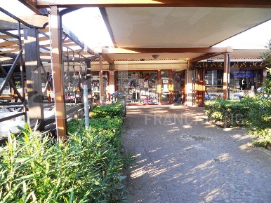 Foto Negozio in Via Baia Domizia centro Viale degli Oleandri 8, di 45 m²